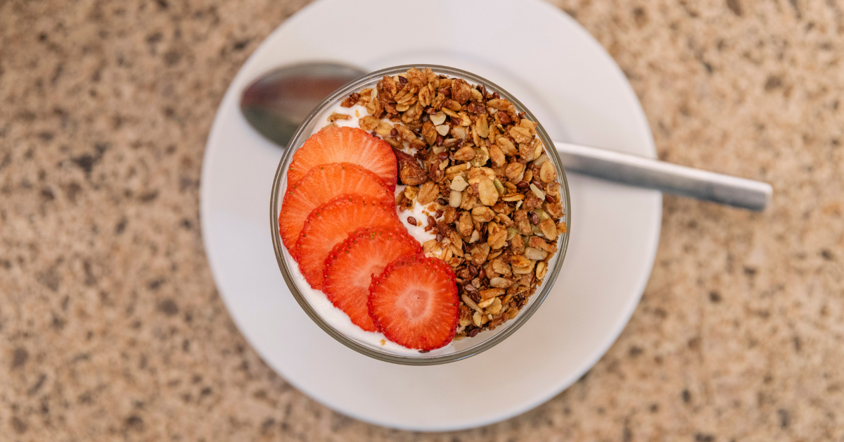 PARFAIT DE YOGURT CON FRUTA Y GRANOLA
