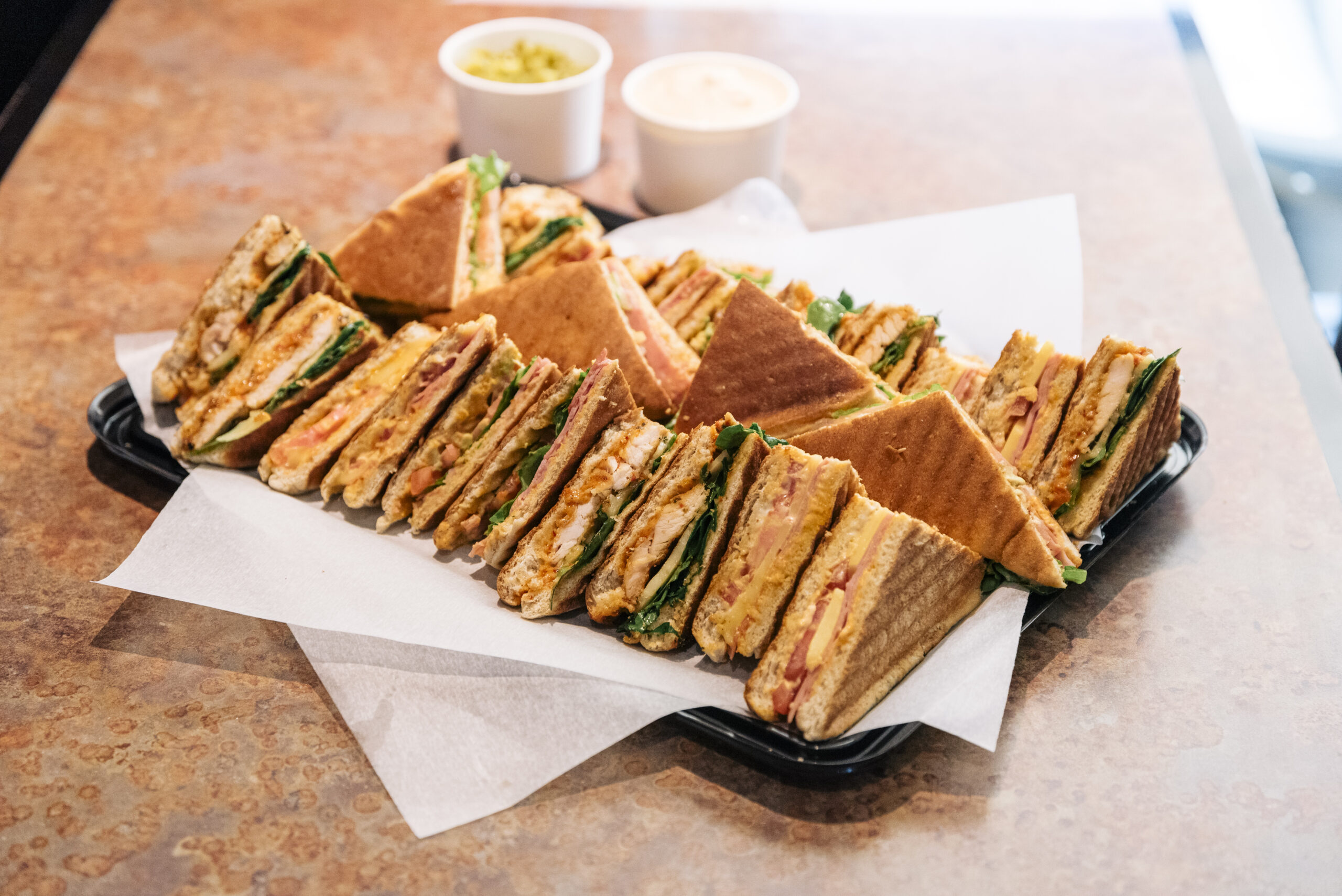 CHAROLA DE PANINIS