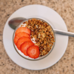 PARFAIT DE YOGURT CON FRUTA Y GRANOLA