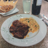 PECHO AL HORNO EN SALSAS NEGRAS