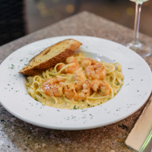 Linguini a la crema con camarones