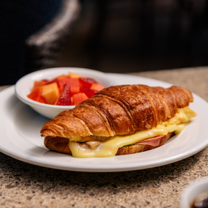 Croissant con huevo