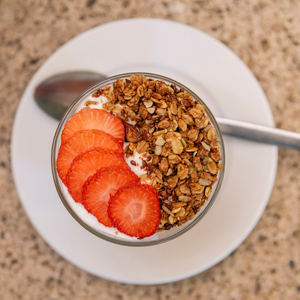 Parfait de yogurt con fruta y granola